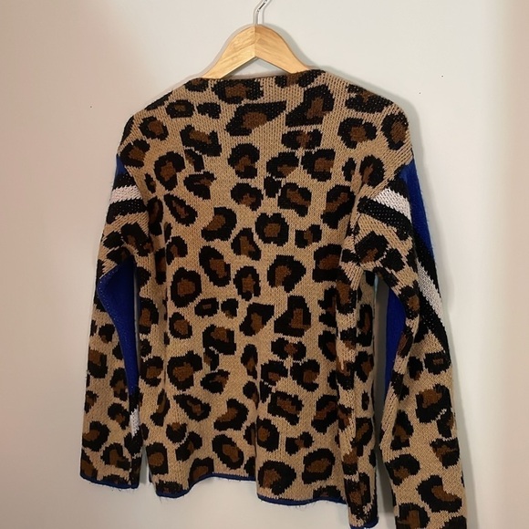 Bold Print Animal design sweater - Picture 7 of 7